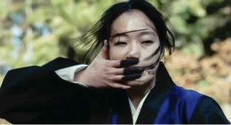 Kim Go Eun sebagai dukun. Sumber kibizoo.com