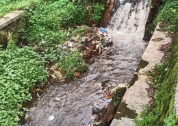 Tak Rela Sungai Tercemar, Tiap Pagi Teten Punguti Sampah (Foto: Dokpri)