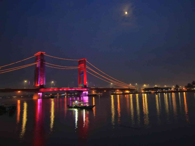 Cantiknya View Jembatan Ampera yang Membentang di Atas Sungai Musi | indonesiakaya.com