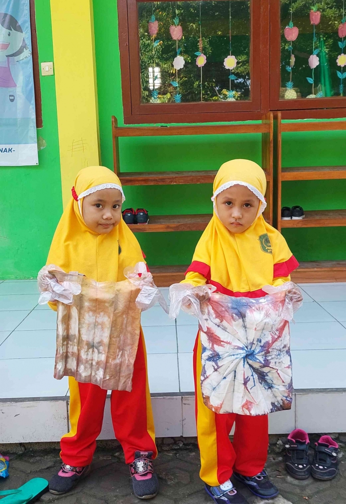 Hasil kreasi totebag tie dye anak-anak bersama anggota PMM Kelompok 78