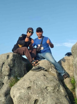 Suami saya dan Mas Hendrik di puncak watumul, bukit Cumbri (dokpri)