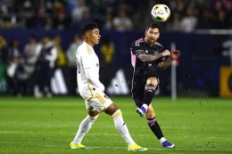 Aksi Lionel Messi (kanan) ketika Inter Miami bertandang melawan LA Galaxy pada lanjutan MLS, Senin(26/2/24) pagi WIB. sumber : www.detiksports.com