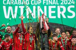 Perayaan Jurgen Klopp dan para pemain Liverpool ketika memenangkan trofi Carabao Cup 2024. Foto : Alastair Grant/AP Photo/bola.net