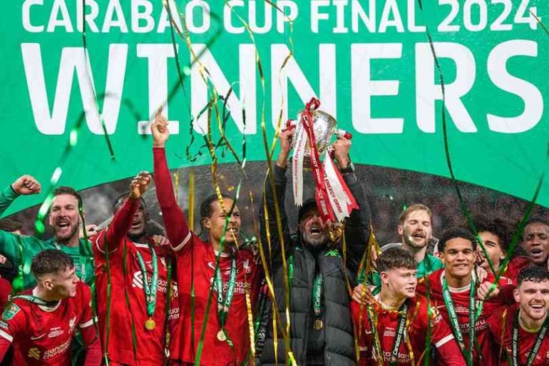Perayaan Jurgen Klopp dan para pemain Liverpool ketika memenangkan trofi Carabao Cup 2024. Foto : Alastair Grant/AP Photo/bola.net