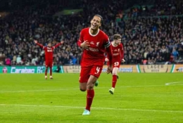 Virgil van Dijk merayakan gol tunggal yang antarkan Liverpool kalahkan Chelsea di Final Carabao Cup, Minggu (25/2/24). sumber : www.thisisanfield.com