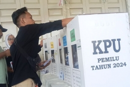 Ilustrasi: Salah seorang warga saat melakukan pemungutan suara Pemilu 2024. (Foto: Antara/Altas Maulana via kompas.com) 