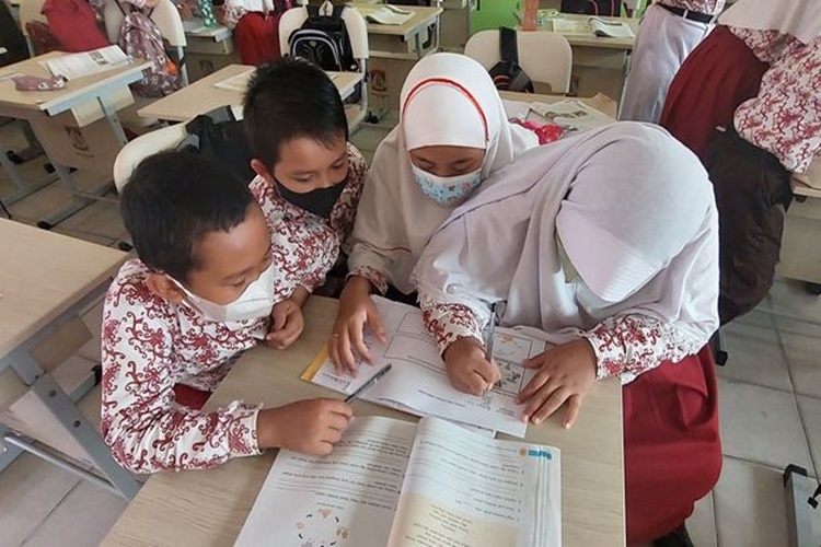 Ilustrasi siswa sekolah sedang belajar bersama. Sumber: KOMPAS.com