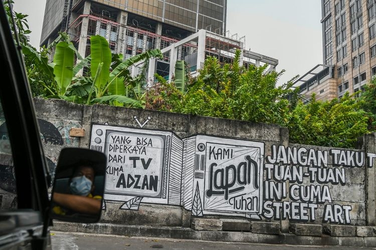 ilustrasi: Pentingnya Kritik. Mural kritik di kelurahan Kebon Kacang, Kecamatan Tanah Abang, Jakarta Pusat, Selasa (24/8/2021). (Foto: Antaranews.com/Galih Pradipta via kompas.com)