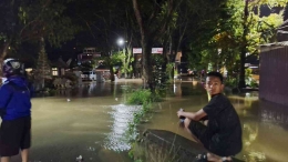 Luapan banjir di Terminal Bus Makale. (Sumber: Dokumentasi Pribadi)