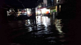 Air sungai memotong ke jalan di salah satu pusat perbelanjaan di kota Makale.(Sumber: Dokumentasi Pribadi)