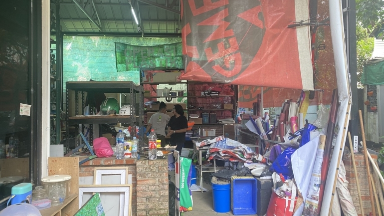 Komunitas Gudskul Rekayasa dan Dicoba-coba (GudRnD) serta Stuffo mendaur ulang limbah atribut kampanye menjadi sejumlah barang pakai di Jagakarsa, Jakarta Selatan, Senin (12/2/2024). KOMPAS/ATIEK ISHLAHIYAH AL HAMASY 