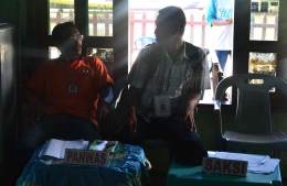 Interviewer Litbang Kompas sedang berbincang dengan petugas Panwas di TPS (Sumber: Dokumentasi pribadi)