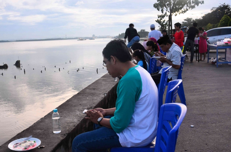 Pemandangan Teluk Kendari yang menjadi tempat favorit warga untuk berbuka puasa (Sumber: Dokumentasi pribadi)