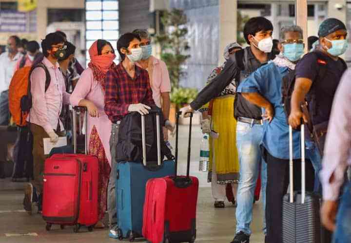 Turis dari Bangladesh sedang mengantri di salah satu bandara yang menuju ke India. Banyak turis ini datang untuk berobat. | Sumber: ABP LIve