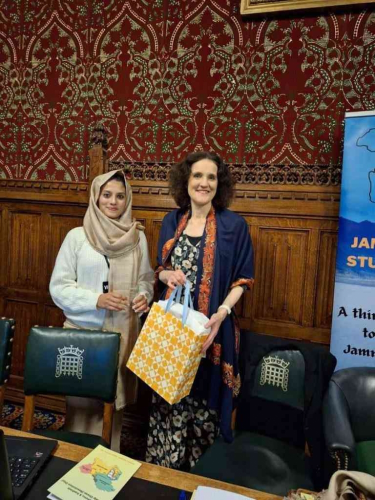 Yana Mir (kiri) dari Jaringan Berita Bharat Express bersama anggota Parlemen UK Theresa Villiers. | Sumber: Asian Lite