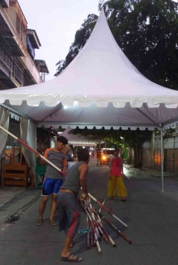 Pemasangan tenda seharisebelum pencoblosan(Foto: Anggota KPPS TPS 06)