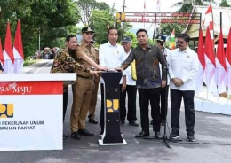 Presiden Jokowi saat meresmikan pelaksanaan Inpres jalan daerah di Pangkep Sulsel. (Dok Sekretariat Presiden)