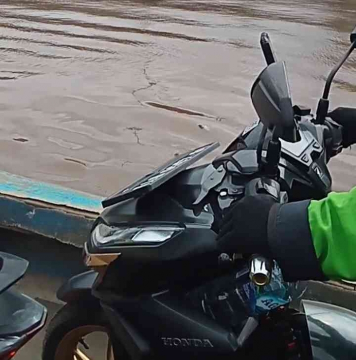 Menyebrangi kali naik getek (dok. Denik)