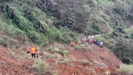 Tim gabungan berupaya melakukan pencarian korban di lokasi kejadian tanah longsor di Desa Bonglo, Kecamatan Bastem Utara, Kabupaten Luwu.