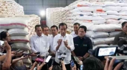 Foto: Presiden Jokowi sedang meninjau persediaan cadangan beras nasional di Gedung Bulog DKI Jakarta (Dok. Humas BUMN)