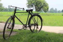 Ilustrasi sepeda tua oleh Avishek Pradhan (Unsplash)