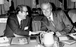  Rinaldo Ossola, wakil gubernur Bank of Italy (kiri) dan John Connally (kanan), Menteri Keuangan AS  pada pertemuan di Smithsonian. (Dok.Getty Images)