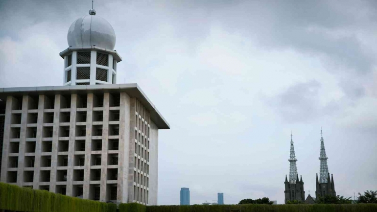 Pemandangan Masjid Istiqlal dan Gereja Katedral di Jakarta Pusat l Sumber: dok.pri/irerosana