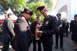 Luhut L. Panjaitan diperiksa seorang anggota kepolisian di Istana Negara. (Foto: Warta Kota/Alex Suban)