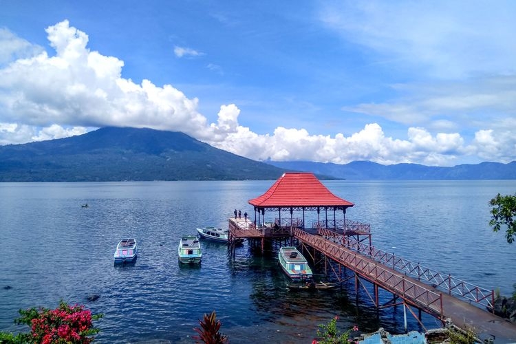 Pemandangan Danau Ranau yang terletak di perbatasan antara provinsi Lampung dan provinsi Sumatera Selatan. (SHUTTERSTOCK/Akhmad Dody Firmansyah via KOMPAS.com)