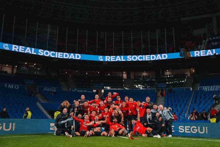 Para pemain dan staff Real Mallorca berfoto usai keberhasilan timnya kalahkan Sociedad, Rabu (28/2/24) dini hari. Sumber: X/RealMallorca