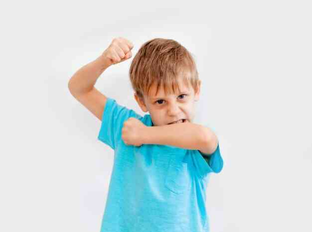 Seorang anak memberikan gestur ingin memukul (Sumber: Freepik)