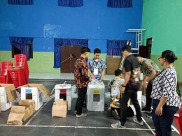 Packing surat suara untuk dikembalikan ke kantor Kecamatan | dokumentasi pribadi 