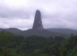 Pico Cao Grande, puncak tertinggi di Sao Tome dan Principe. (sumber: AAC Publications)