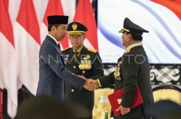 Presiden Jokowi memberikan ucapan selamat kepada Prabowo Subianto usai dianugerahkan Jenderal Kehormatan. (Foto: ANTARA FOTO/Bayu Pratama S/nym)