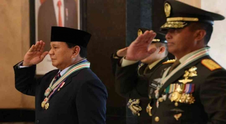 Pemberian Pangkat Jenderal Kehormatan pada Prabowo: Bukti atau Transaksi Politik? | viva.co.id