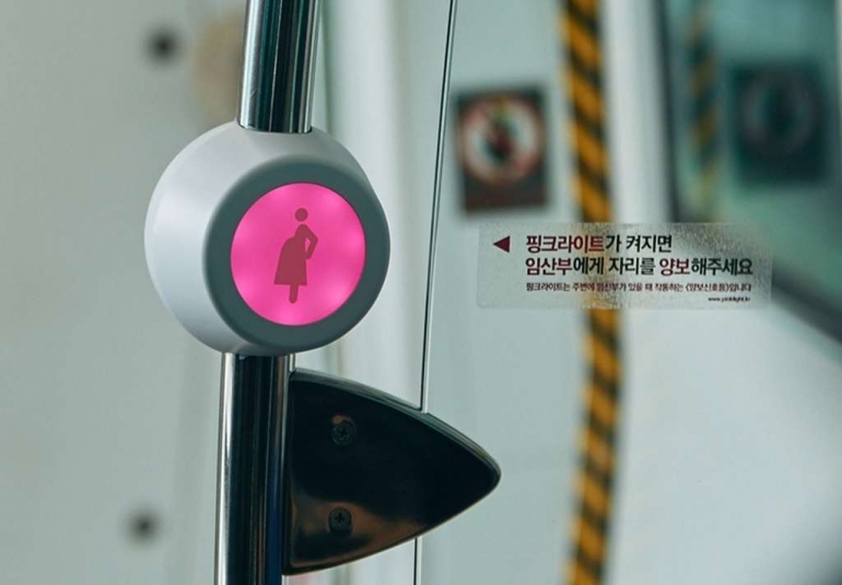 Lampu merah muda di atas kursi prioritas diaktifkan nirkabel di kereta bawah tanah di Korsel (bbc.com/KWON SUNG-HOON/BUSAN METROPOLITAN CITY VIA AP)