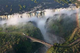 Air Terjun Victoria di Zambia dan Zimbabwe. Di sisi utara adalah Zambia. (sumber: Adventure World Travel)