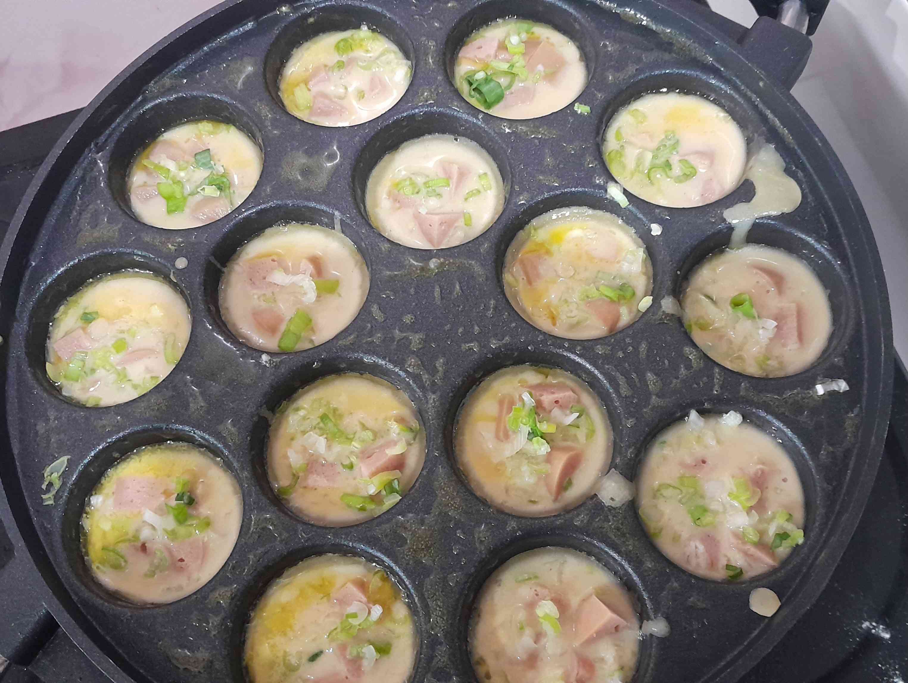 Proses memasak Takoyaki (Sumber: Dok. Pri. Siska Artati)