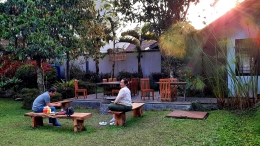 Fasilitas taman dan ruang makan outdoor di vila (foto: dokumentasi pribadi)