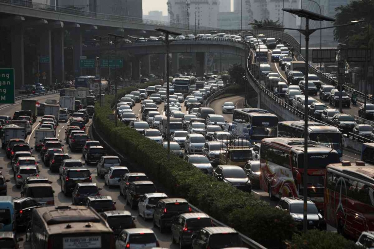 Kemacetan di Jalan Tol Dalam Kota Jakarta (Sumber gambar:KOMPAS/HERU SRI KUMORO)