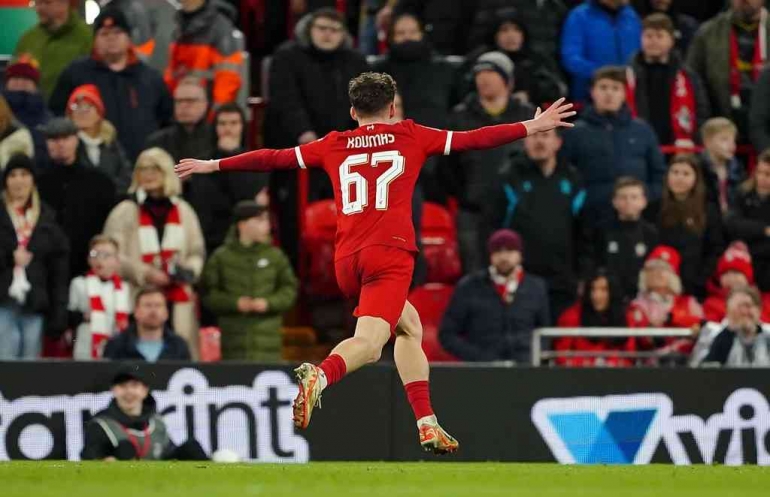 Lewis Koumas melakukan selebrasi atas golnya dalam debutnya bersama Liverpool lawan Southampton di FA Cup putaran kelima di Anfield (Foto Skysports). 