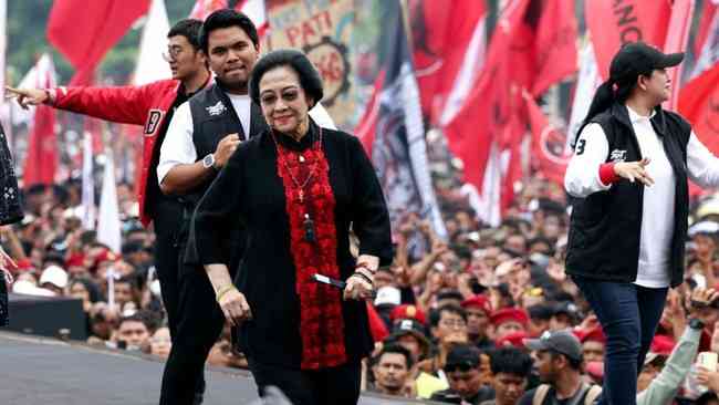 Ketum PDIP Megawati dan Puan Maharani dalam kampanye Pilpres 2024 (Foto Dok DPP PDIP). 