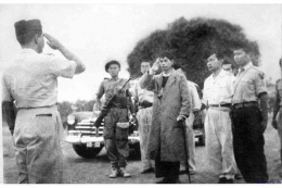  Jenderal Soedirman menerima laporan didampi Letkol Soeharto Sumber gambar: Kompas.com