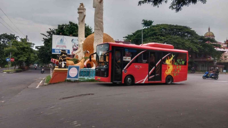 Bus Listrik Trans Semanggi K3 ketika berada di Kenjeran Park. - (Dokumentasi Pribadi)