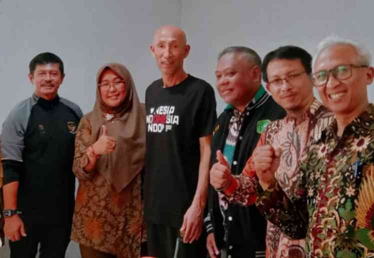 Bersama Coach Indra Safri (paling kiri) dan Satoru Mochizuki Pelatih Timnas Putri Indonesia (tiga dari kiri), Bandung, (29/2). -Foto: Dokpri