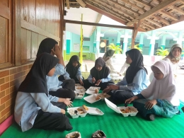 Makan bersama di teras pondok usai acara Istighosah, Yasinan dan Tahlil | Foto: Siti Nazarotin 