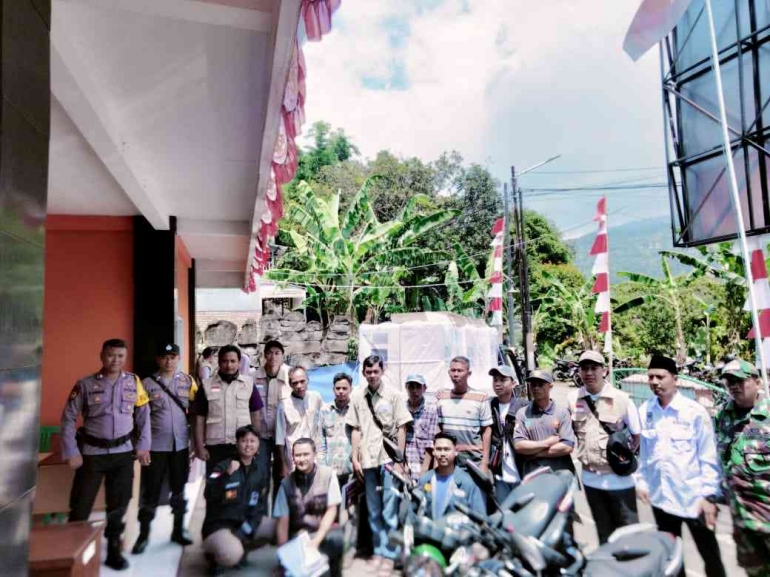 Pengawasan Logistik Desa Sirnajaya (Dok. Pribadi)