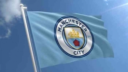 Ilustrasi bendara berlogo Manchester City. Sumber : www.infostart.hu  