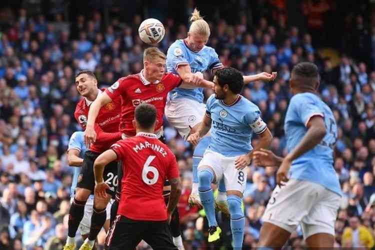 Laga Man City vs Man United di musim lalu. (Photo by Laurence Griffiths/Getty Images) via kompas.com