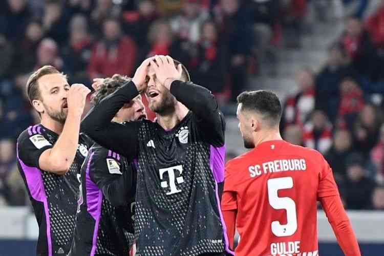 Ekspresi Kane, Muller dan Eric Dier usai gagalnya peluang saat laga lawan Freiburg, Sabtu (2/3/24) dini hari. sumber : www.bola.kompas.com